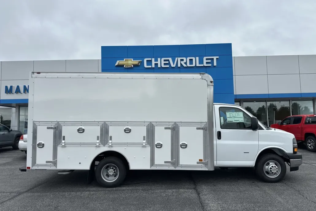 2025 Chevrolet Express Cutaway 3500 photo 1
