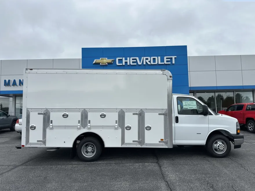 2025 Chevrolet Express Cutaway 3500 photo 1
