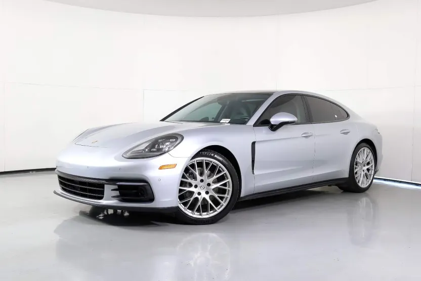 2018 Porsche Panamera Base 4 photo 1