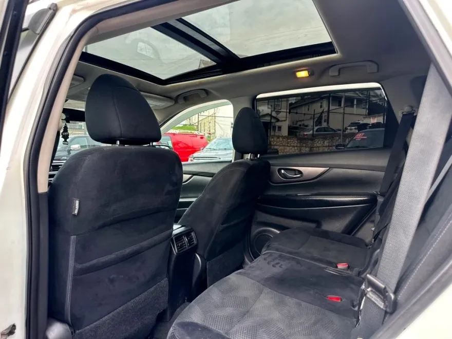 2015 Nissan Rogue SV photo 1