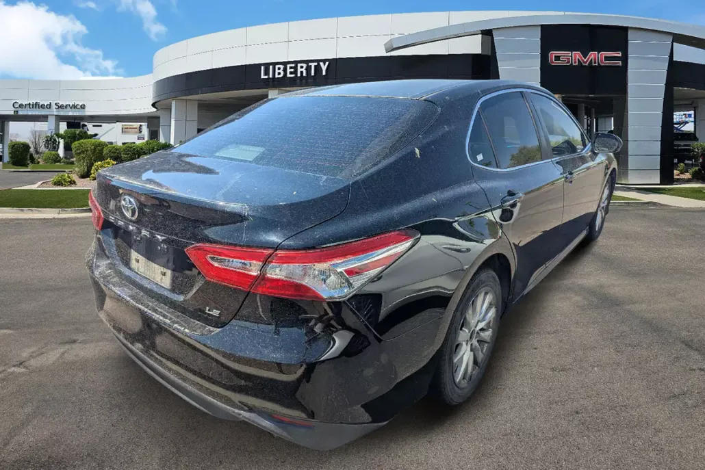 2018 Toyota Camry LE photo 1