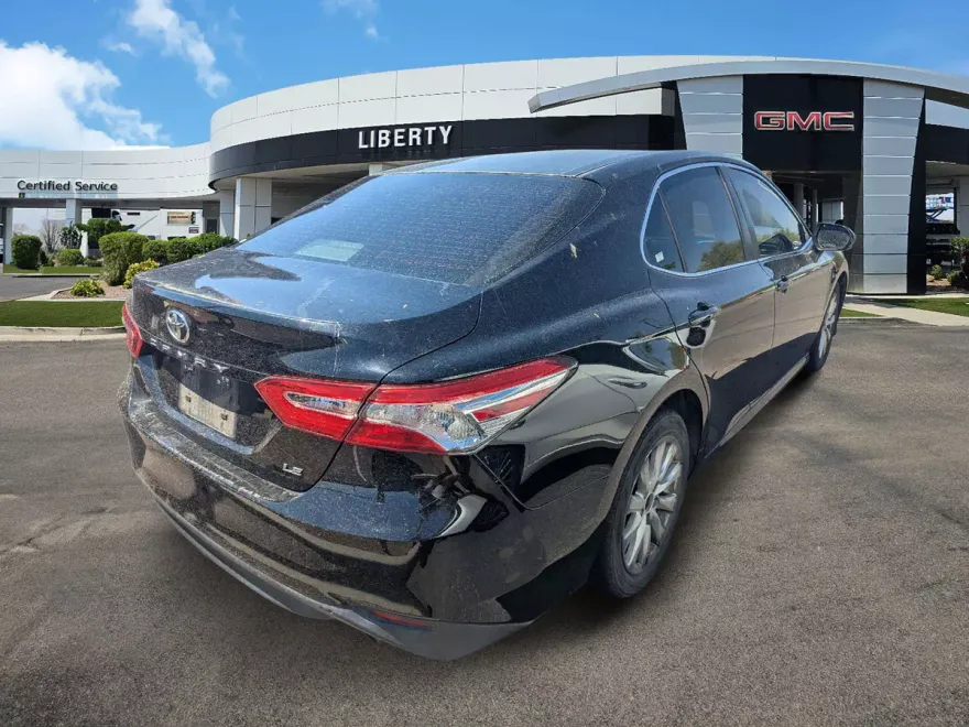2018 Toyota Camry LE photo 1