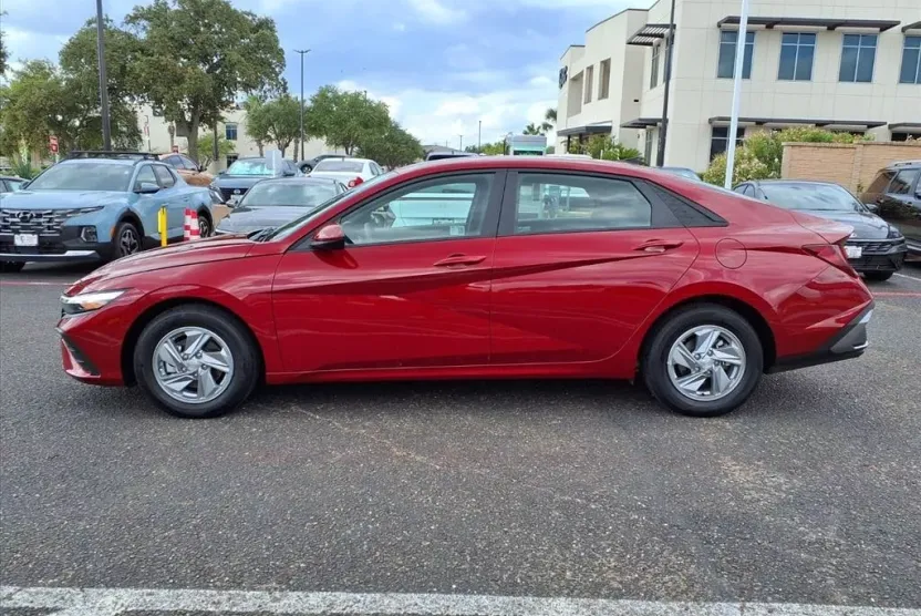 2025 Hyundai Elantra SE photo 1