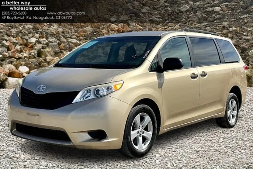 2014 Toyota Sienna L photo 1
