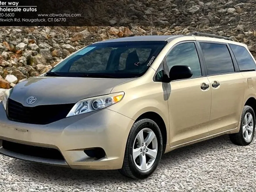 2014 Toyota Sienna L photo 1