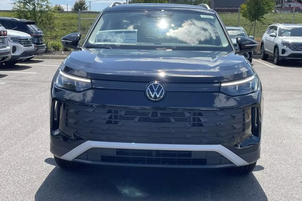 2025 Volkswagen Tiguan SE photo 1