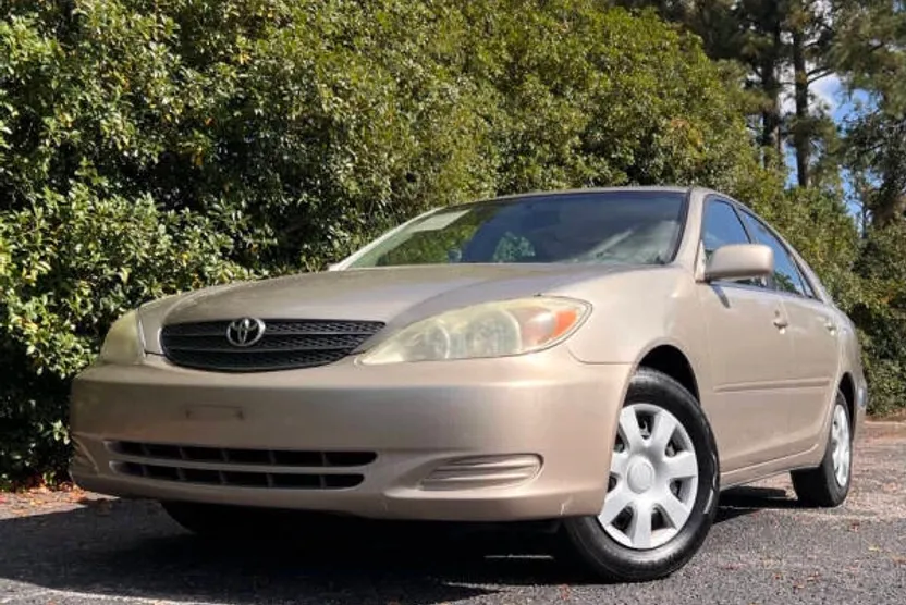 2004 Toyota Camry LE photo 1
