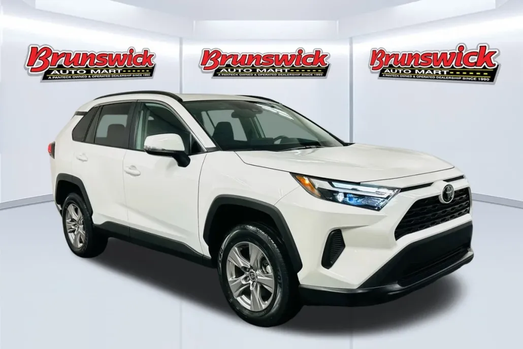 2022 Toyota RAV4 XLE photo 1