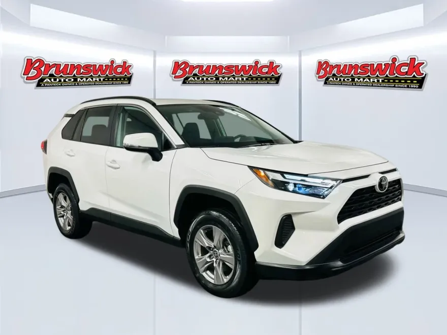 2022 Toyota RAV4 XLE photo 1