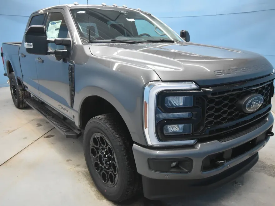 2025 Ford F-250 Lariat photo 1