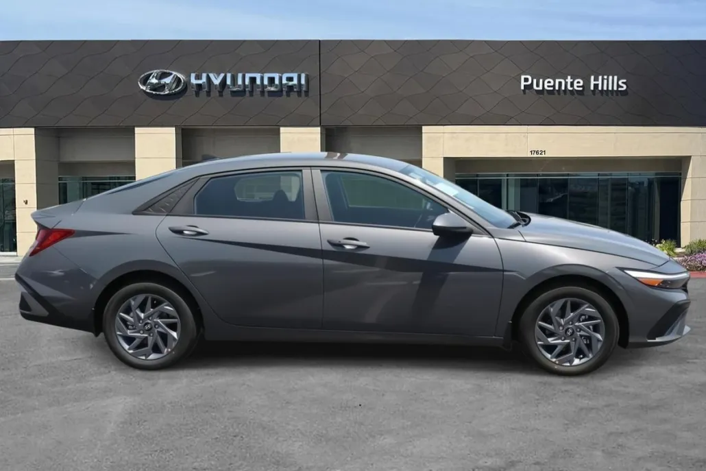 2025 Hyundai Elantra SEL Sport photo 1