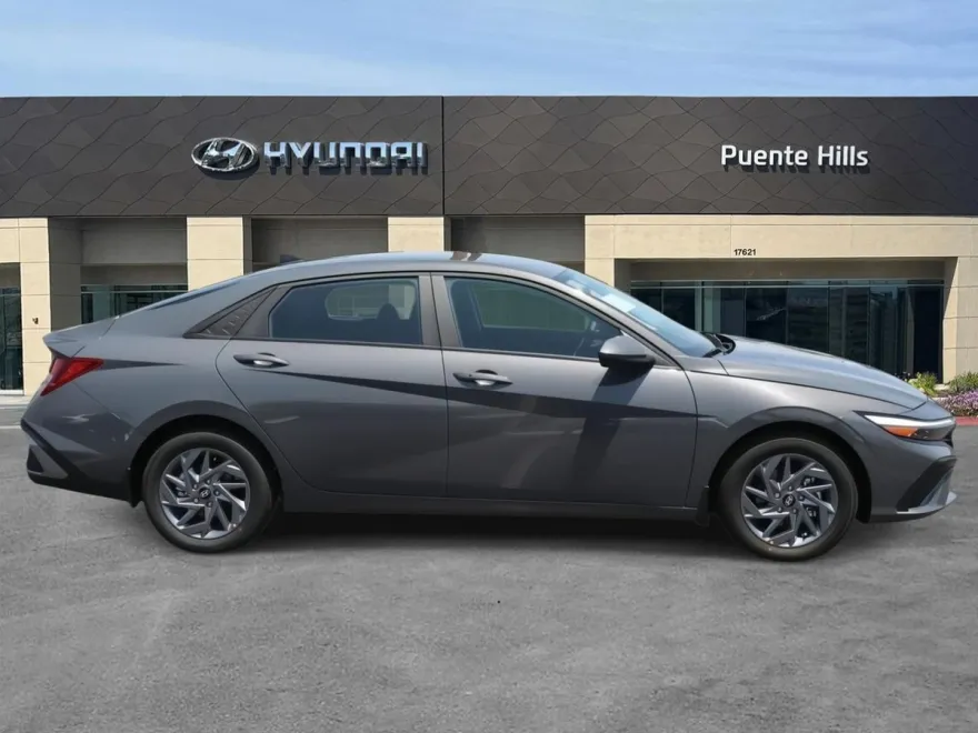 2025 Hyundai Elantra SEL Sport photo 1