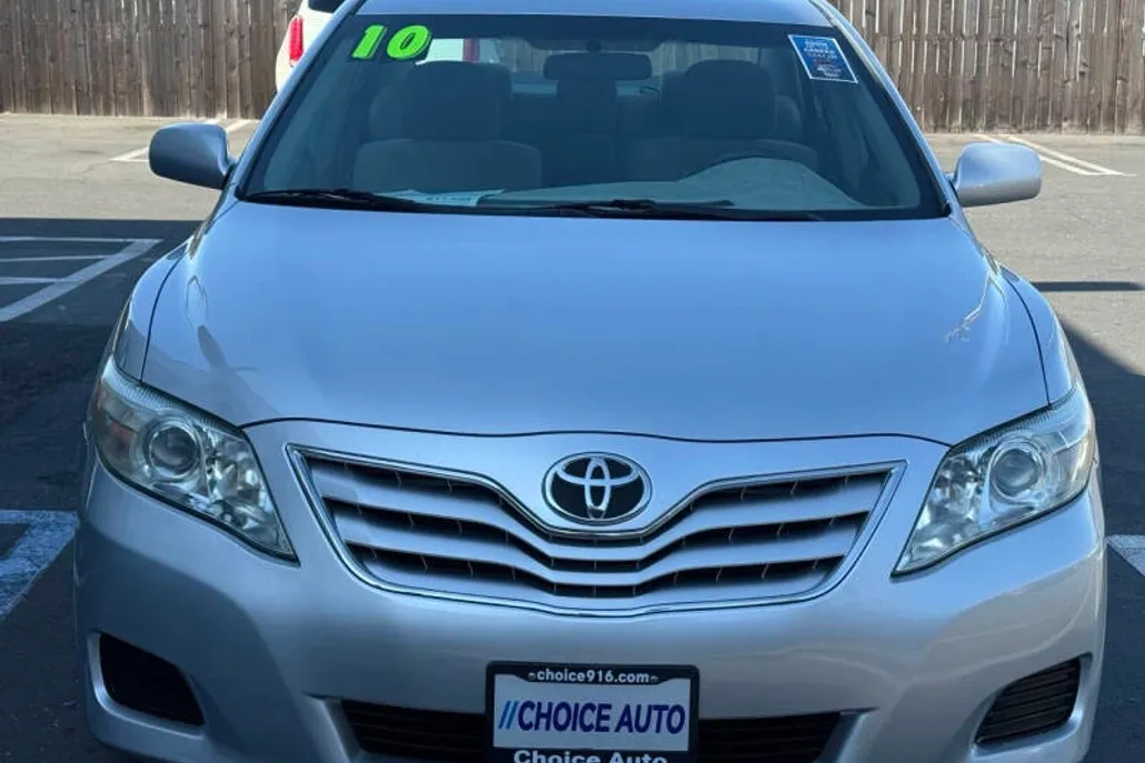 2010 Toyota Camry LE photo 1
