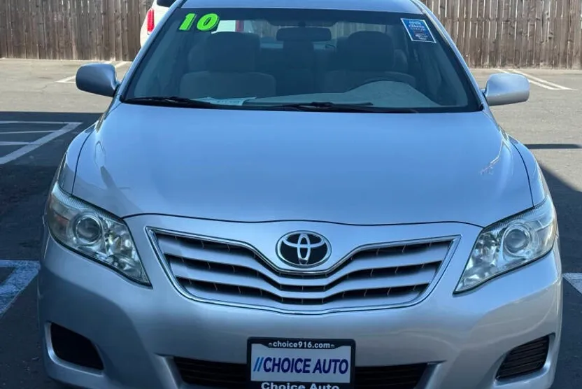 2010 Toyota Camry LE photo 1