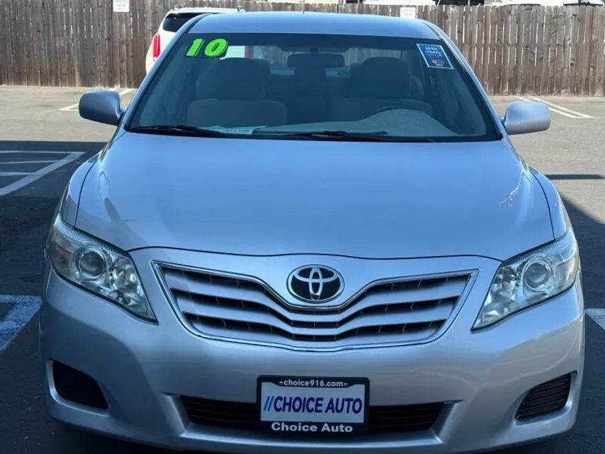 2010 Toyota Camry LE photo 1