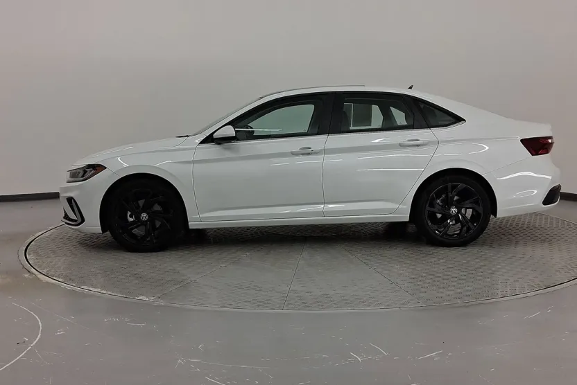 2025 Volkswagen Jetta SE photo 1