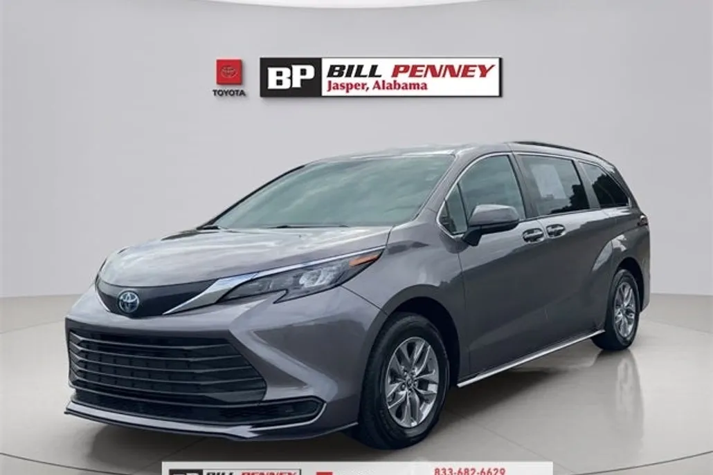 2024 Toyota Sienna LE photo 1