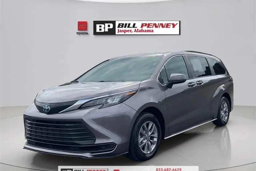2024 Toyota Sienna LE photo 1