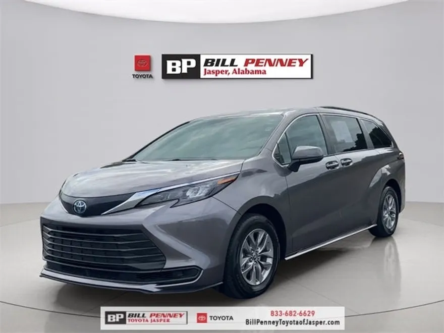 2024 Toyota Sienna LE photo 1
