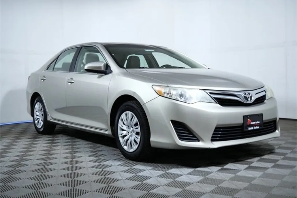 2013 Toyota Camry LE photo 1