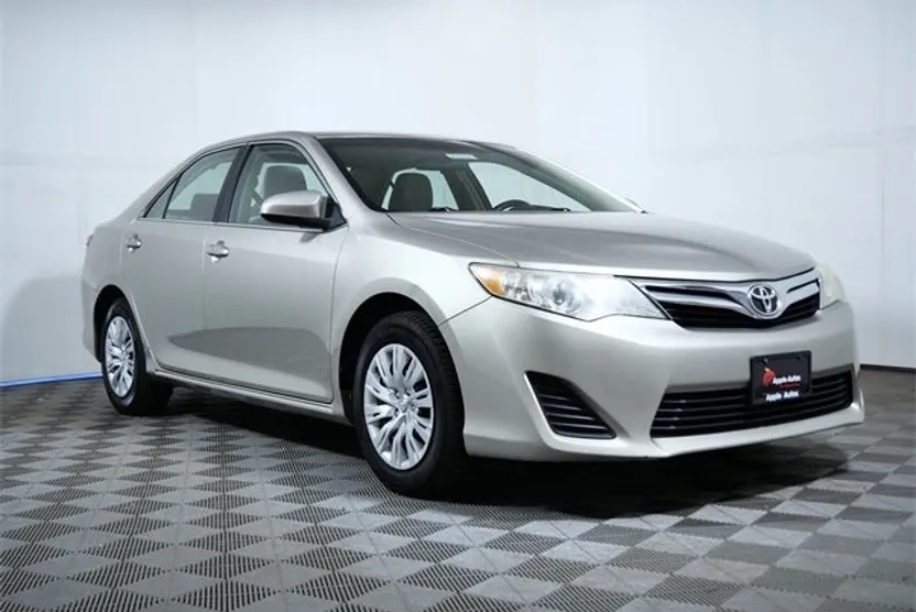 2013 Toyota Camry LE photo 1