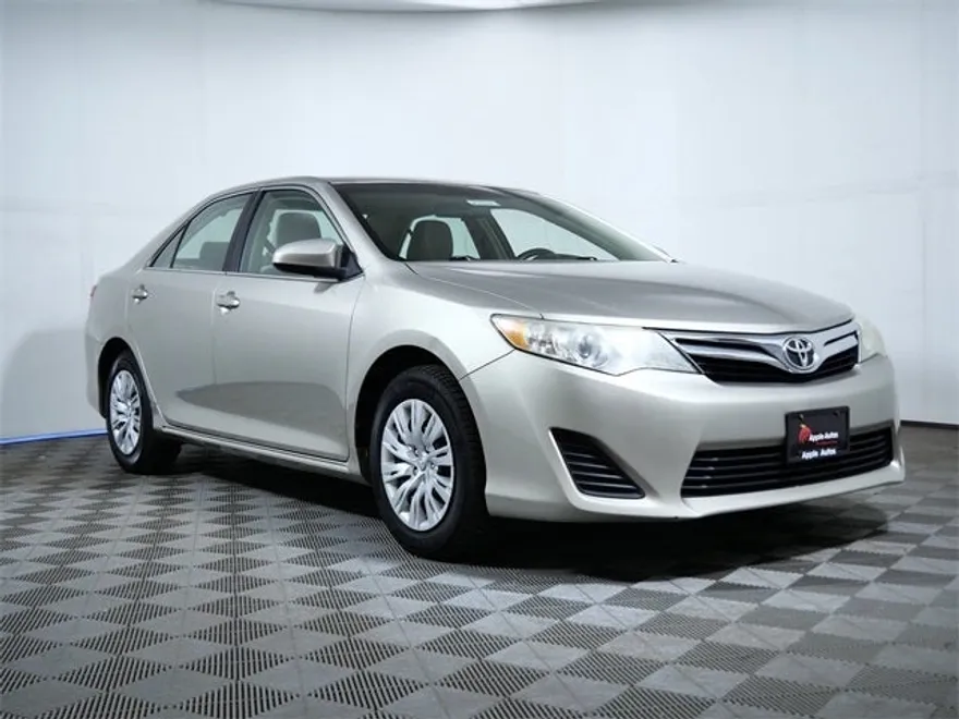 2013 Toyota Camry LE photo 1