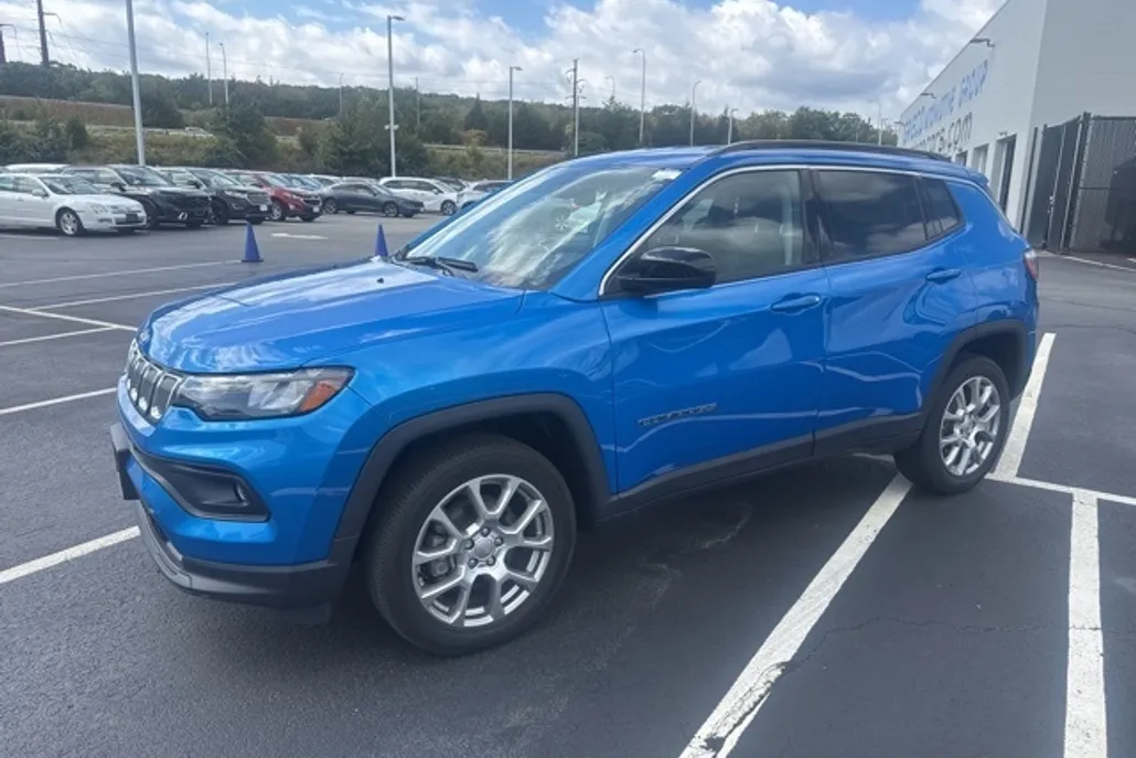 2022 Jeep Compass Latitude Lux photo 1