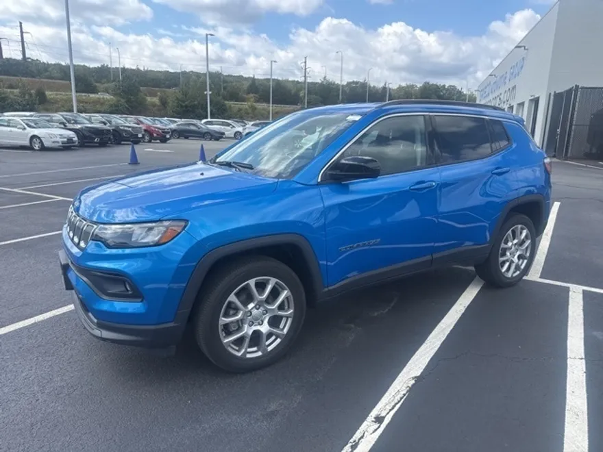 2022 Jeep Compass Latitude Lux photo 1