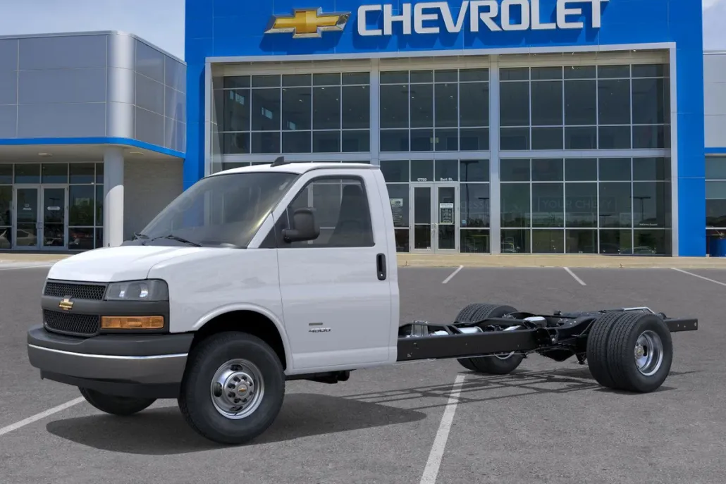 2025 Chevrolet Express Cutaway 3500 photo 1