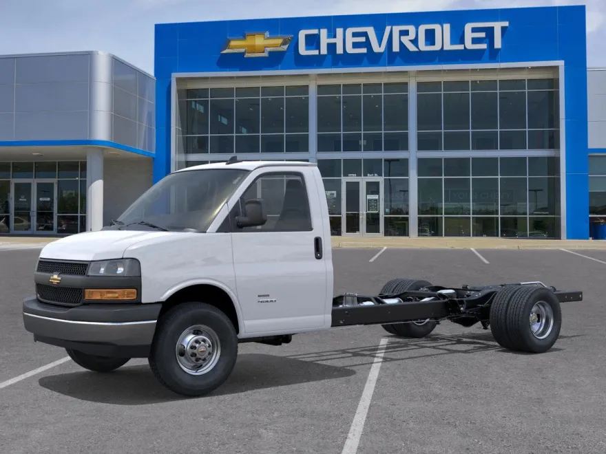 2025 Chevrolet Express Cutaway 3500 photo 1