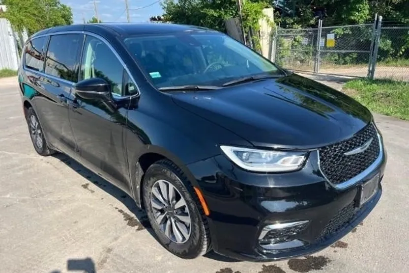 2024 Chrysler Pacifica Hybrid photo 1