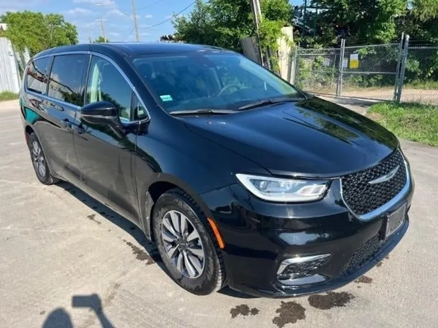 2024 Chrysler Pacifica Hybrid photo 1