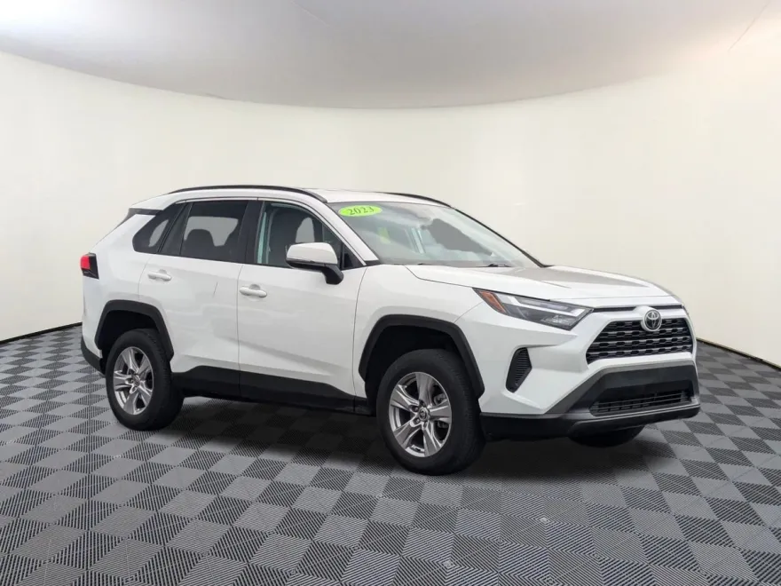 2023 Toyota RAV4 XLE photo 1