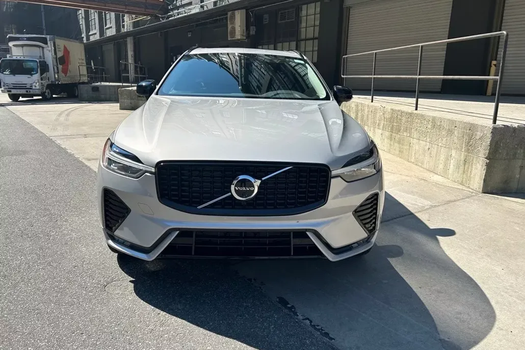 2025 Volvo XC60 B5 Plus photo 1
