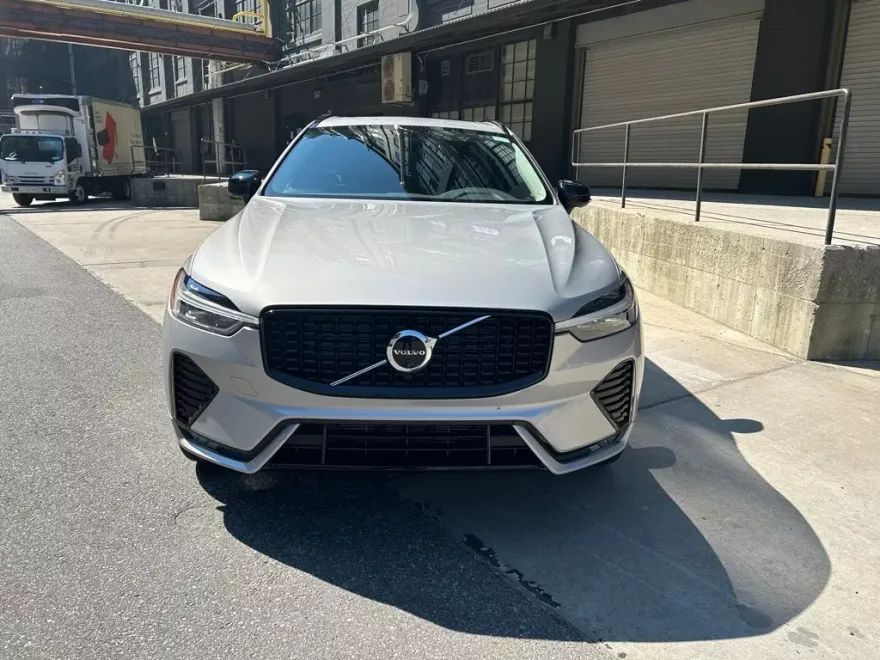 2025 Volvo XC60 B5 Plus photo 1