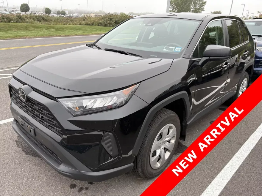 2022 Toyota RAV4 LE photo 1