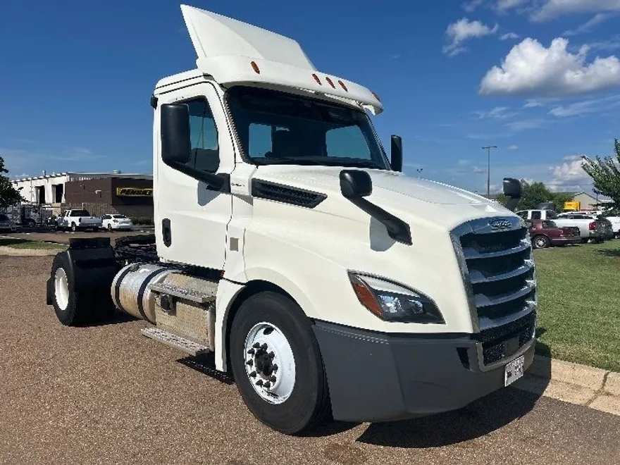 2019 Freightliner Cascadia 126" Day cab photo 1