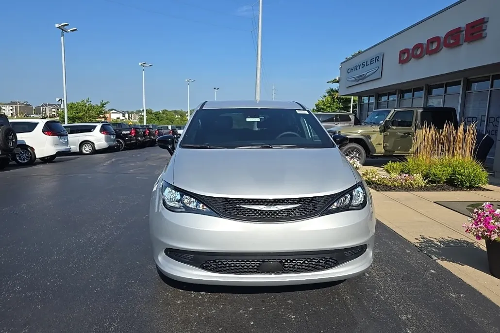 2026 Chrysler Voyager LX photo 1