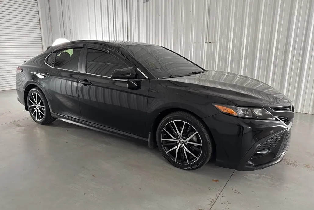 2022 Toyota Camry SE photo 1