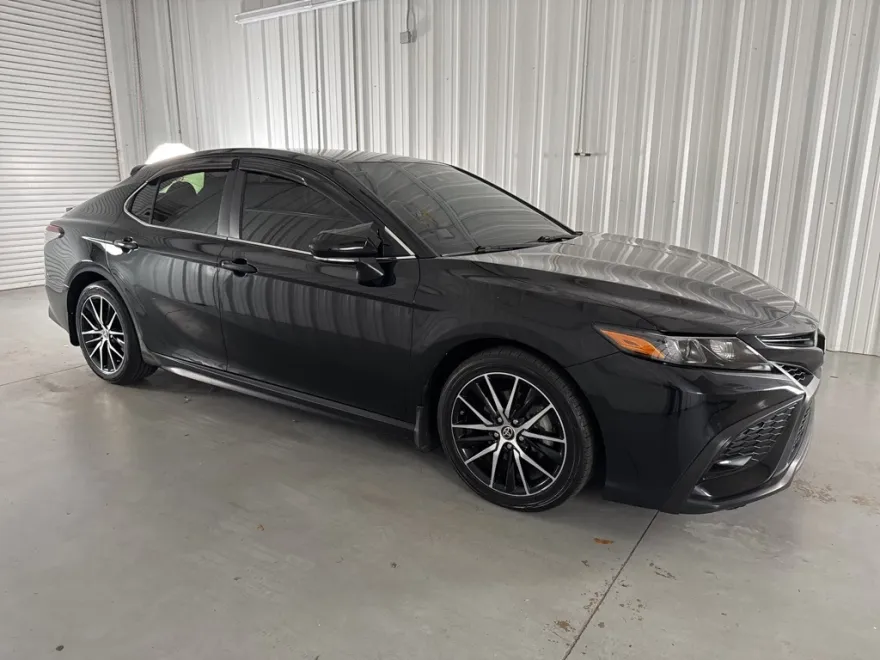 2022 Toyota Camry SE photo 1