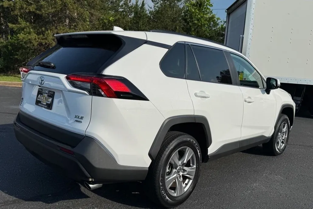2022 Toyota RAV4 XLE photo 1