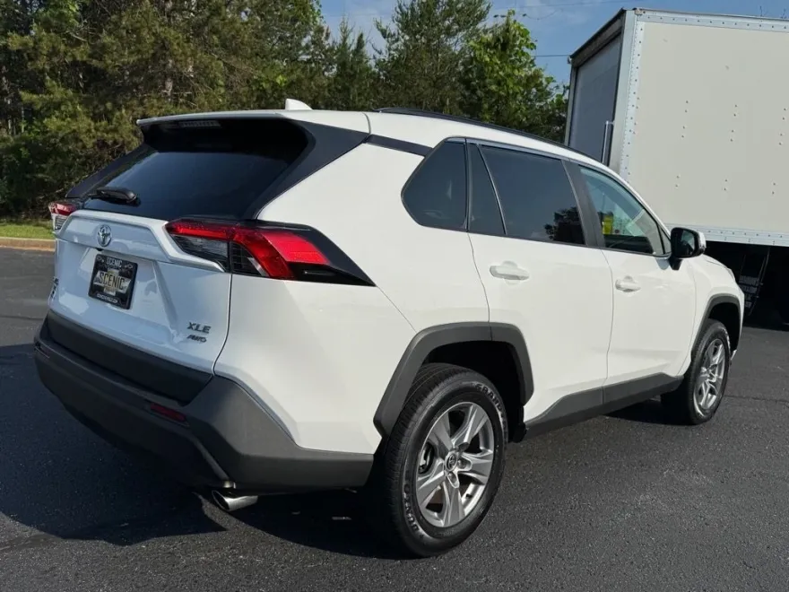 2022 Toyota RAV4 XLE photo 1