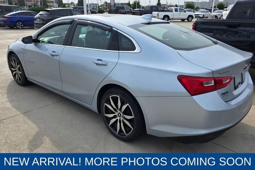 2017 Chevrolet Malibu 1LT photo 1