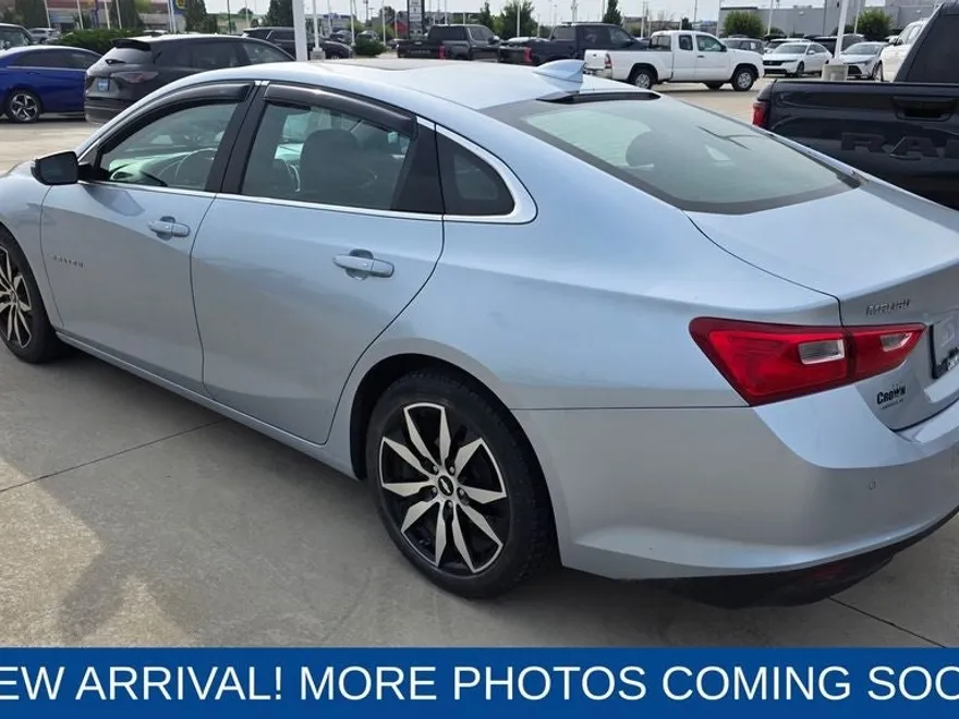 2017 Chevrolet Malibu 1LT photo 1