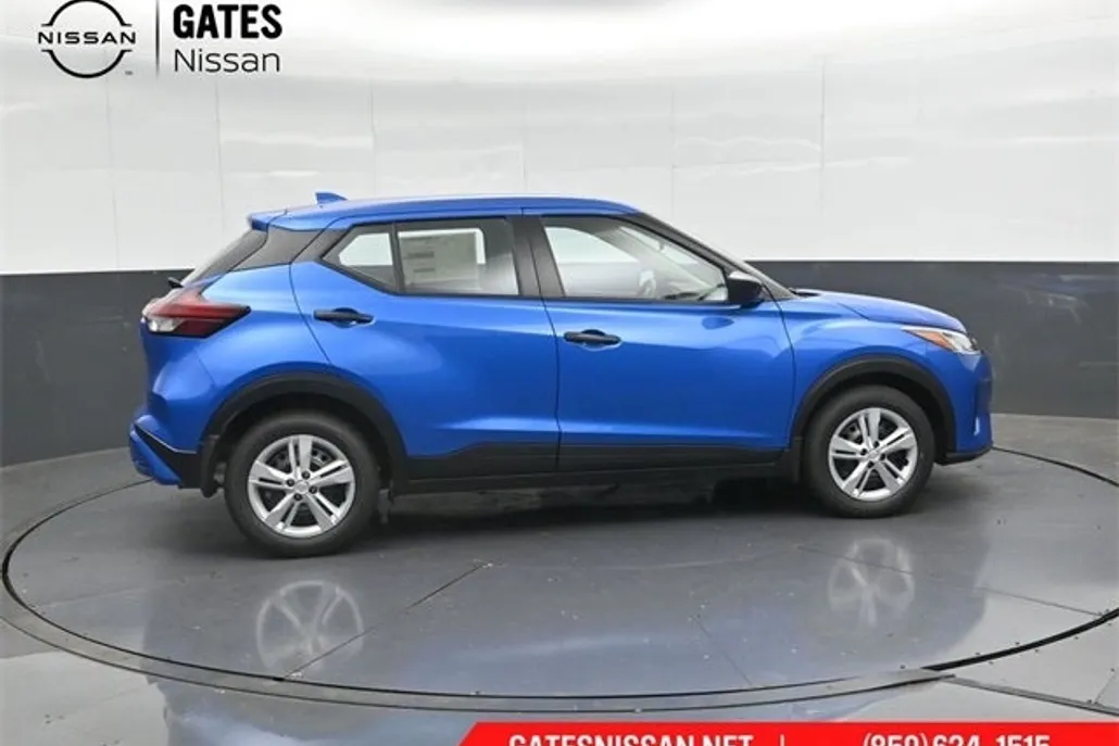 2025 Nissan Kicks Play S photo 1