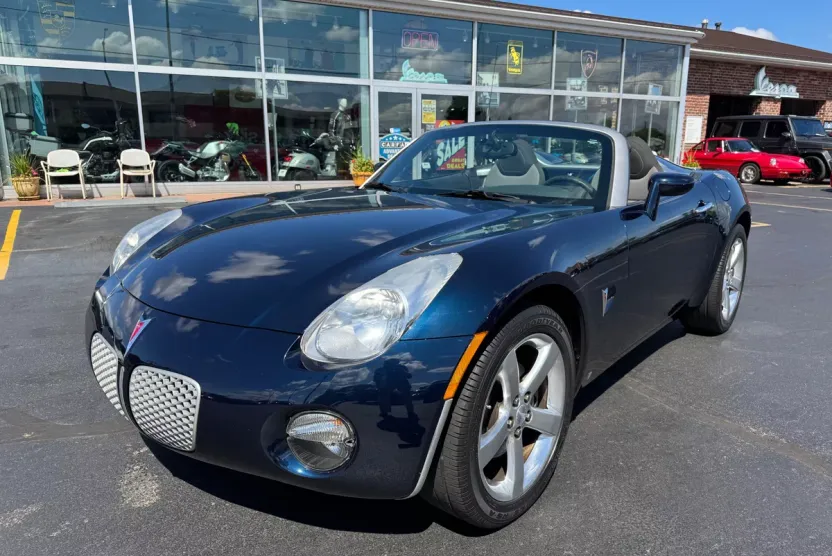 2008 Pontiac Solstice Convertible photo 1