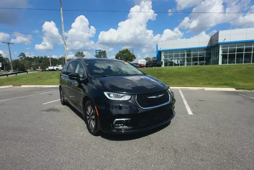 2022 Chrysler Pacifica Hybrid Touring L photo 1