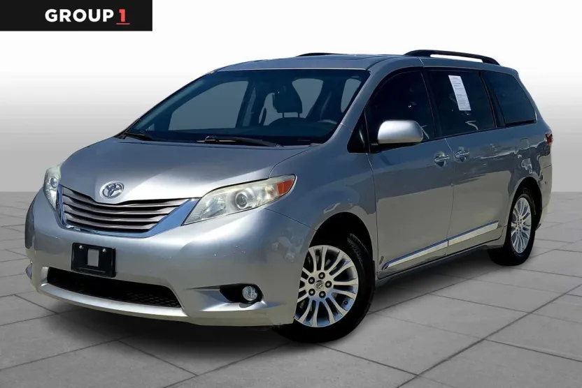 2017 Toyota Sienna XLE photo 1