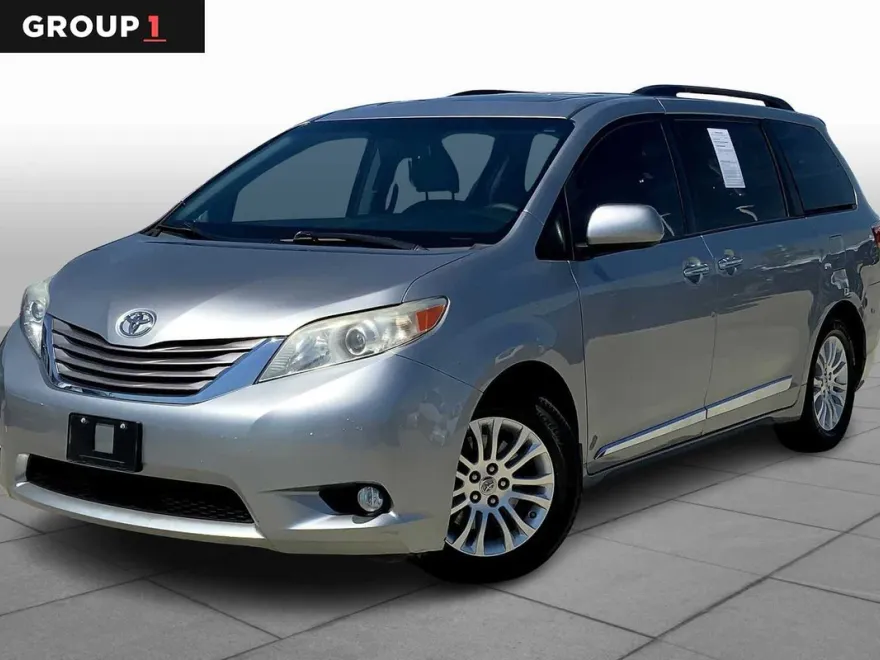 2017 Toyota Sienna XLE photo 1