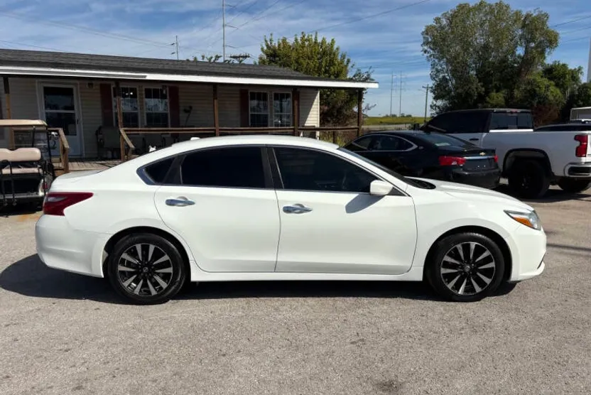 2018 Nissan Altima 2.5 SV photo 1